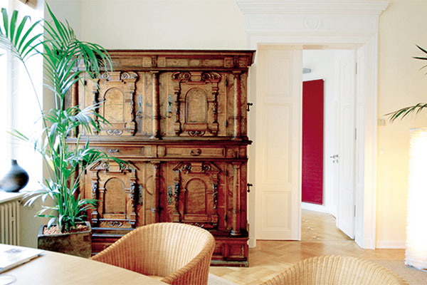 Schrank im Beratungszimmer der Praxisklinik in Bamberg