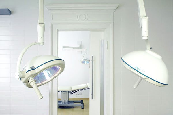 Operationsraum in der Praxisklinik von Frau Dr. med. Aletta Eberlein indem sie Brustoperationen durchführt.