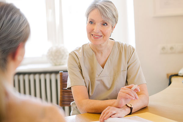 Frau Dr. med. Aletta Eberlein beim Beratungsgespräch zum Facelifting