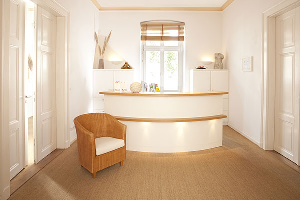 Empfangsbereich der Praxisklinik Dr. med. Aletta Eberlein Bamberg zur Anmeldung für Schönheitsoperationen