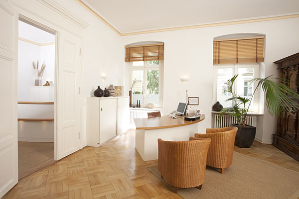 Beratungszimmer in der Praxisklinik Dr. Eberlein, in der Beratungen zu Lidstraffungen und Schlupflidentfernungen durchgeführt werden.