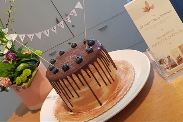 10. Jahresfeier Praxisklinik - Praxisklinik Dr. Eberlein Bamberg - Bild Torte