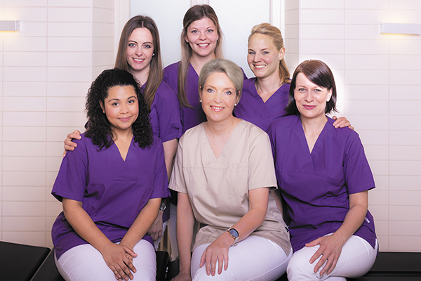 Dr. med. Aletta Eberlein mit ihrem Team im Operationsraum, indem Oberamstraffungen und Straffen der Oberschenkel-Innenseiten durchgeführt werden