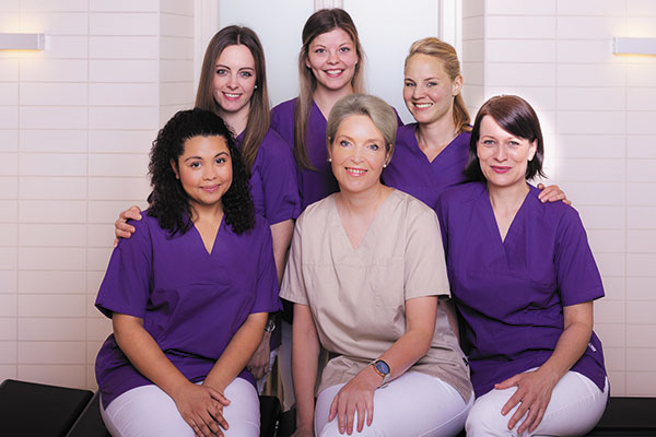 Das Team von Frau Dr. med. Aletta Eberlein vor einer Operation Brustvergrößerung mit Implantaten